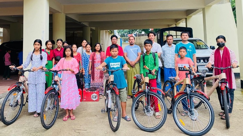 মহেশখালীতে সুবিধাবঞ্চিত শিক্ষার্থীদের প্রধানমন্ত্রীর কার্যালয়ের উন্নয়ন সহায়তা কর্মসূচির উপকরণ বিতরণ